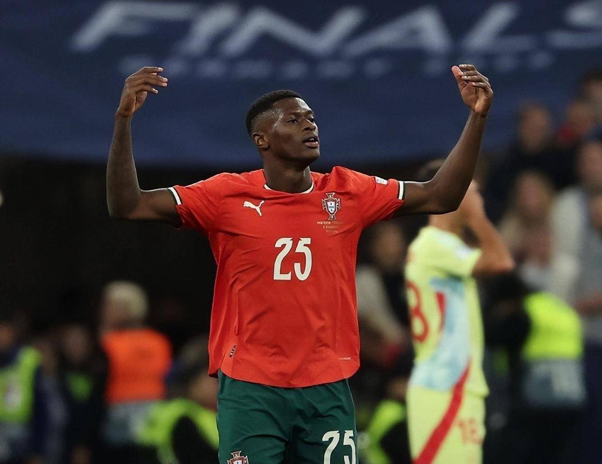 这下真信了！切尔西9号魔咒无人可破，新援中锋再遭严重伤情困扰（切尔西9号魔咒再现，新援中锋再陷重伤困扰）