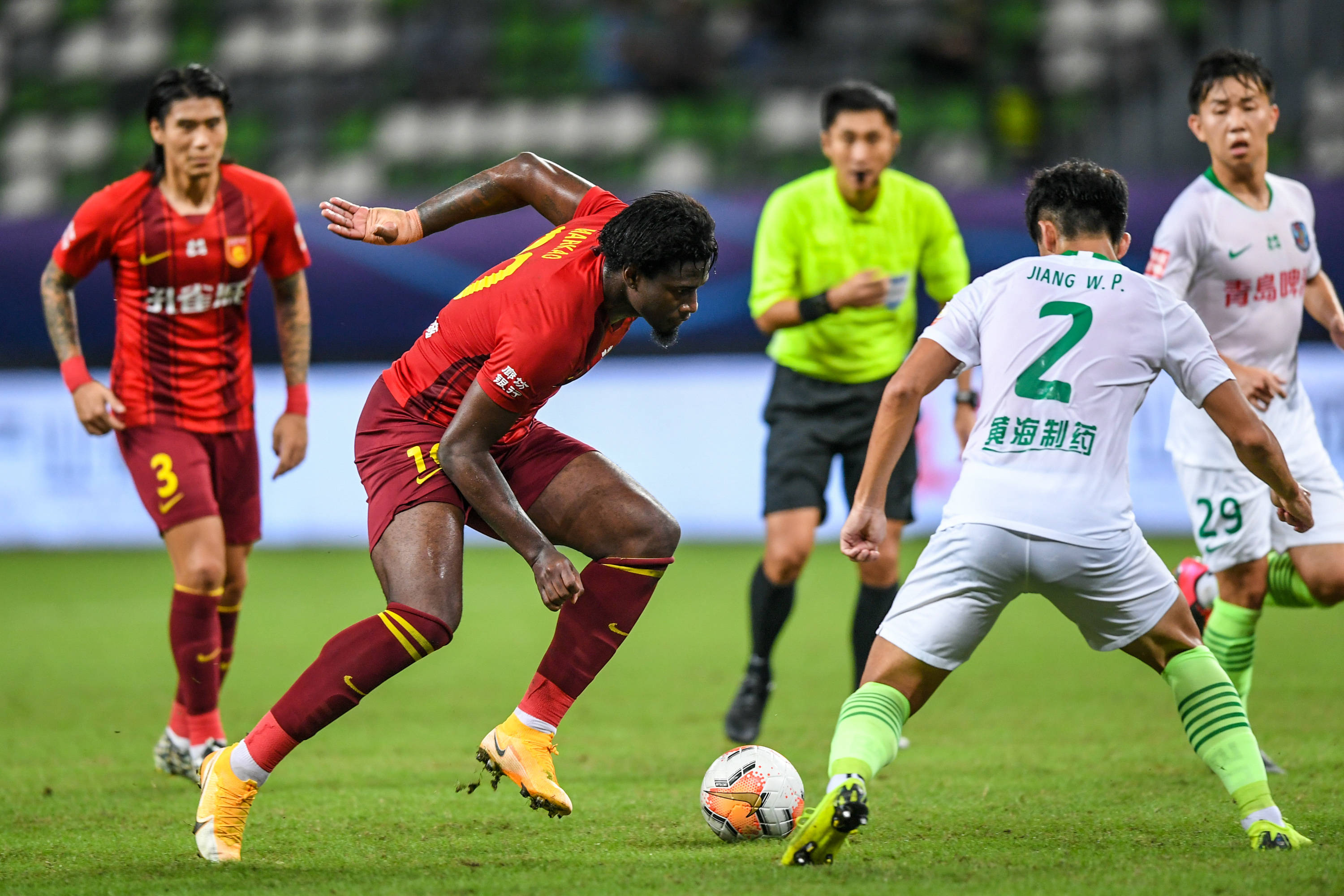 孔蒂：我们的中场只剩洛博特卡和小麦，希望不会再有人受伤（孔蒂：中场仅余洛博特卡与小麦，盼再无伤病）